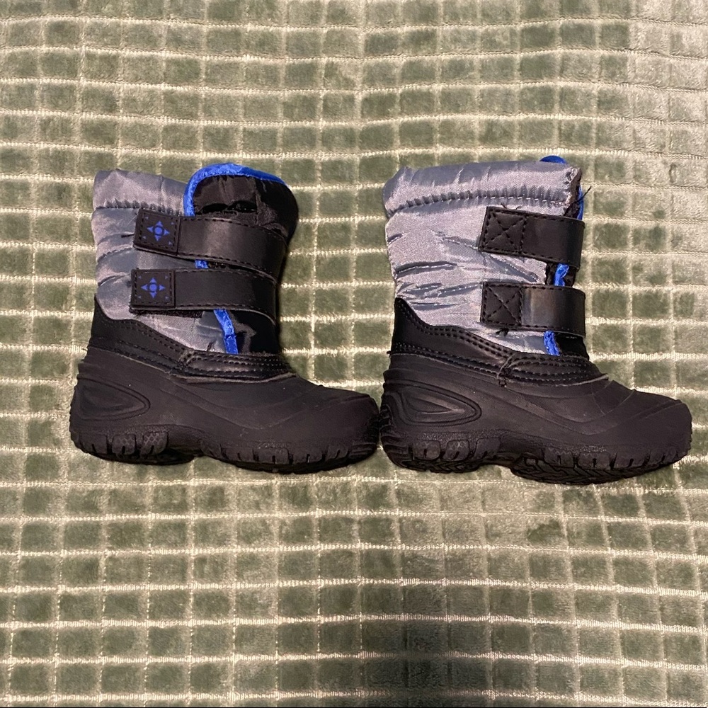 3/10 Toddler size 6 boots